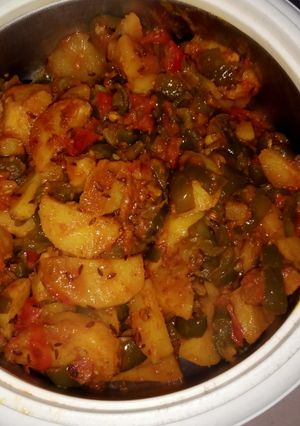आलू शिमला मिर्च की सब्जी(aloo shimla mirch ki sabzi recipe in hindi) रेसिपी मुख्य फोटो