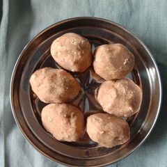 A picture of Gond ke ladoo.