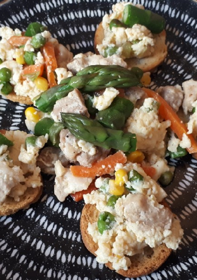 Una foto de Huevos revueltos con verduras y panceta