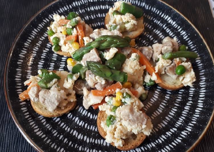Huevos revueltos con verduras y panceta