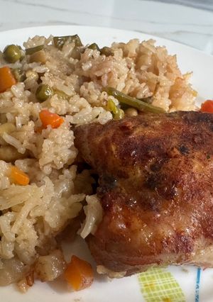 Sült csirke zöldséges rizzsel (együtt sütve) recept fotója
