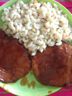 Una foto de Chuletas agridulces BBQ y sopa de codito