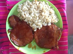 Una foto de Chuletas agridulces BBQ y sopa de codito
