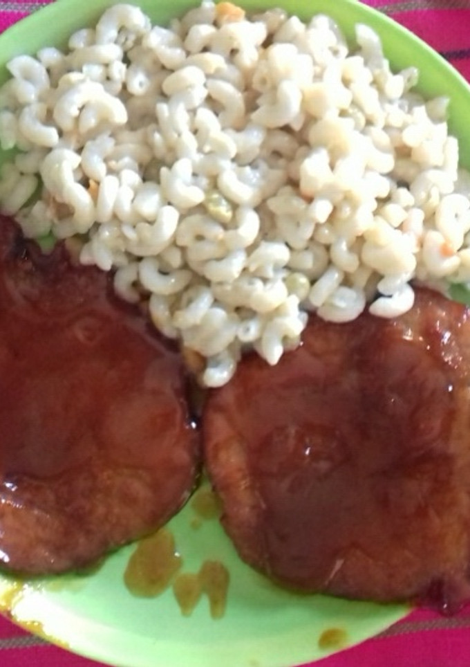 Una foto de Chuletas agridulces BBQ y sopa de codito
