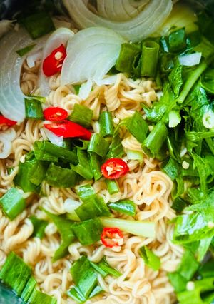 Hình của món Mì Gói Nấu Cải Xanh Đuôi Phụng.
