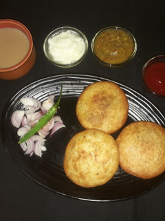 सत्तू की कचौरी और आम की चटनी रेसिपी मुख्य फोटो