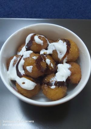 A picture of Bread gulab jamun.