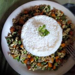 A picture of White rice served with vegetable egg sauce.