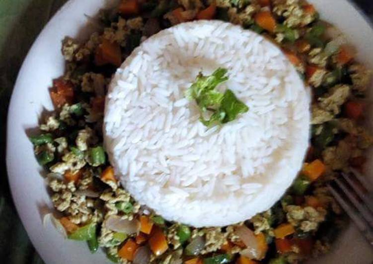 White rice served with vegetable egg sauce