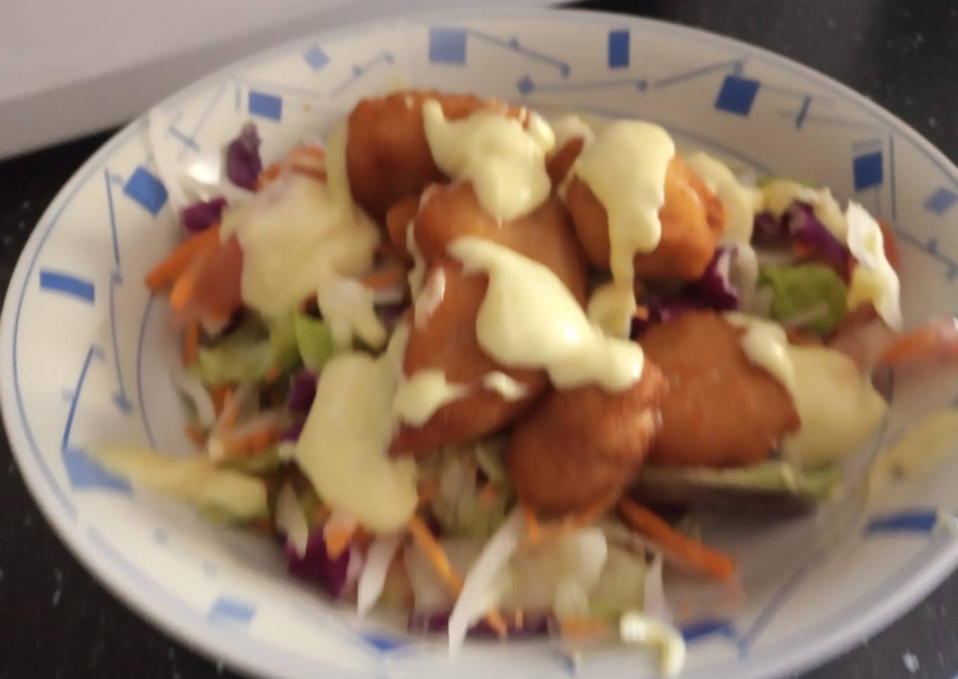 Ensalada de pollo con salsa mostaza