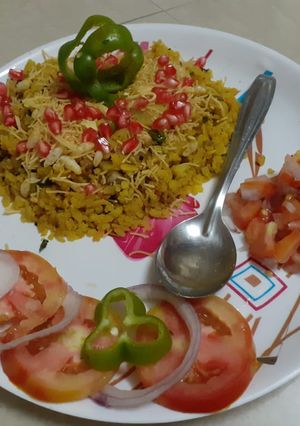 કાંદા પૌઆ (kanda poha recipe in gujarati) રેસીપી મુખ્ય ફોટો