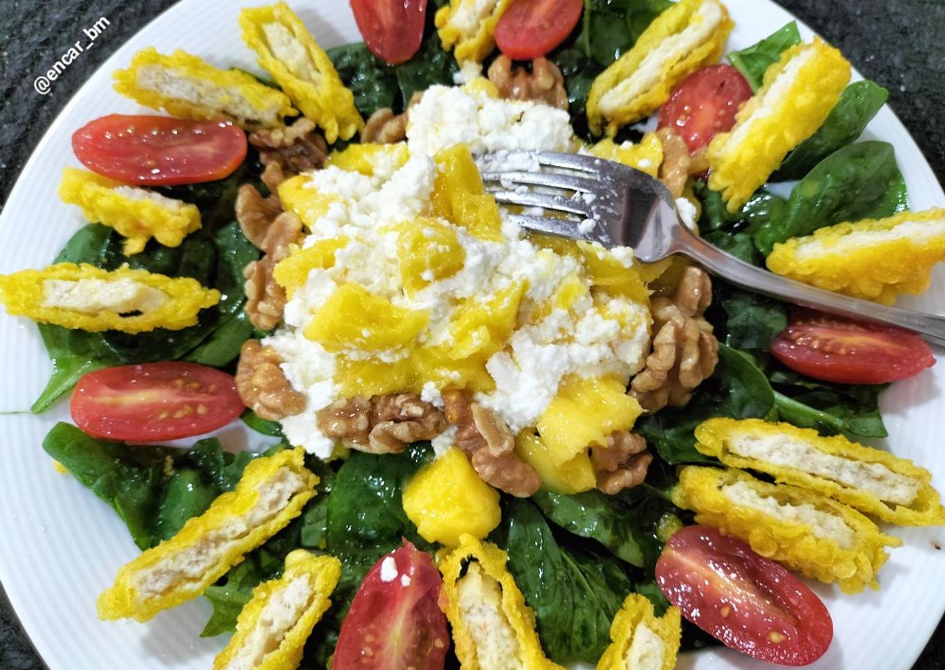Ensalada de mango con espinacas y pollo