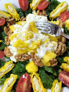 Una foto de Ensalada de mango con espinacas y pollo