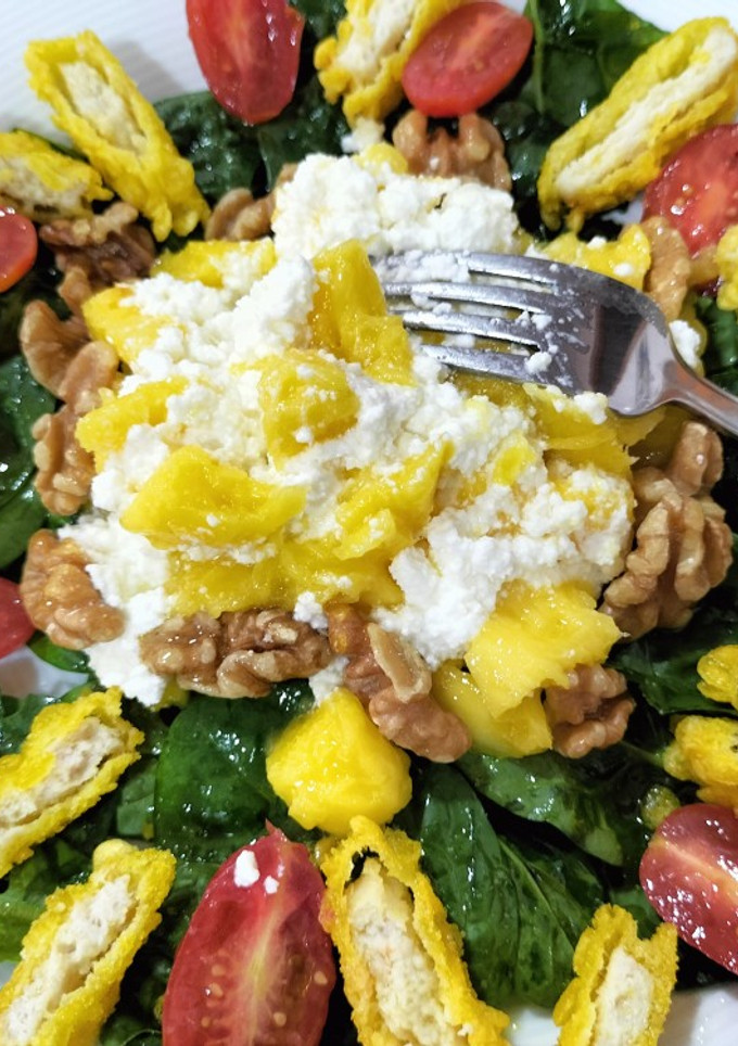 Una foto de Ensalada de mango con espinacas y pollo