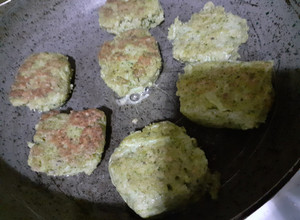 Una foto de Bocaditos de brócoli con queso rallado