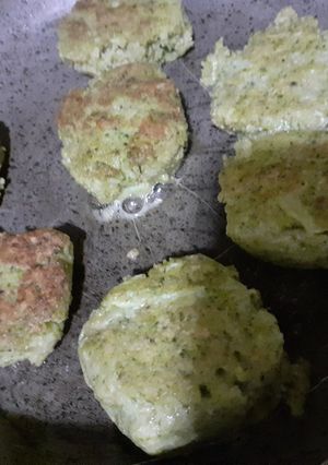 Una foto de Bocaditos de brócoli con queso rallado