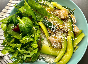 Foto di Bocconcini di maiale e pera alla coreana (con zenzero, riso basmati, insalata e zucchine)