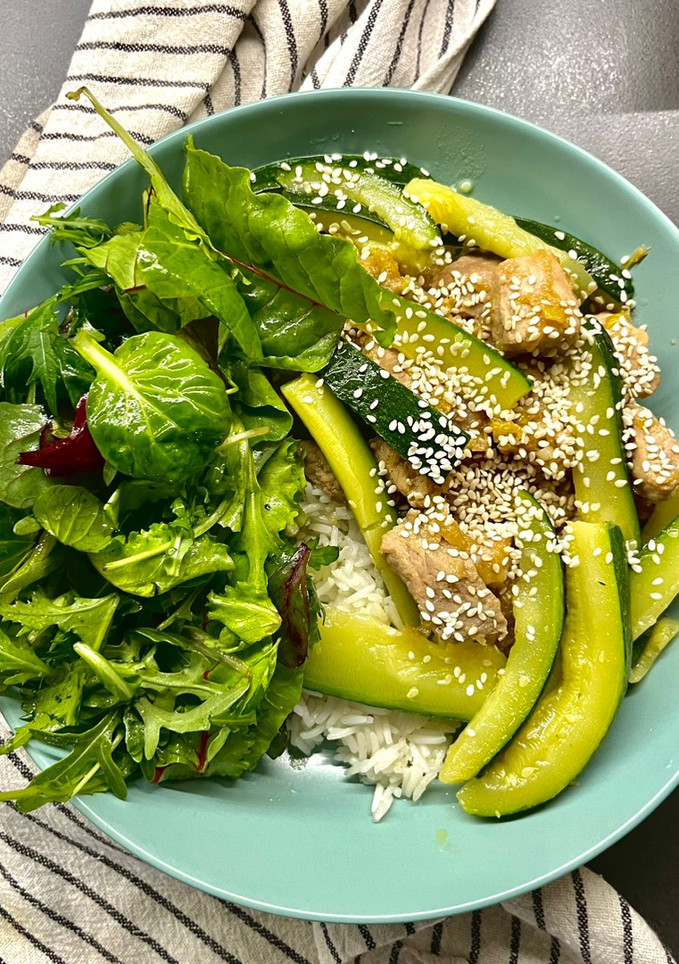 Foto di Bocconcini di maiale e pera alla coreana (con zenzero, riso basmati, insalata e zucchine)