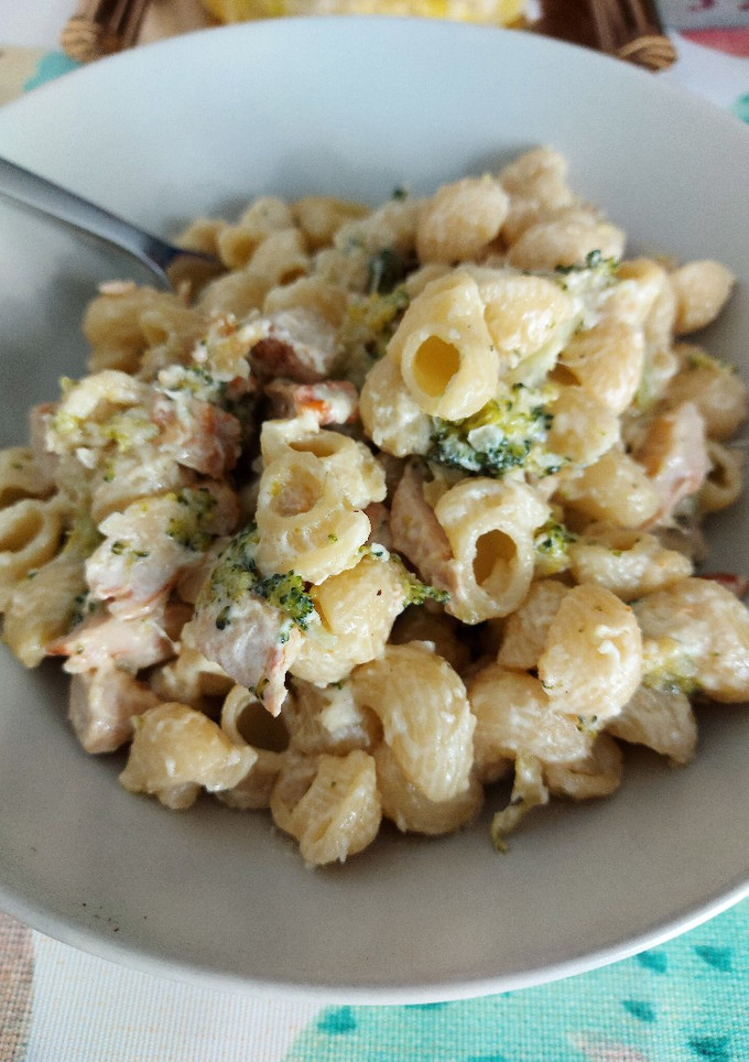 Una foto de Pasta con nata y brócoli