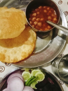 छोले भटूरे(chole bhature recipe in hindi) रेसिपी मुख्य फोटो