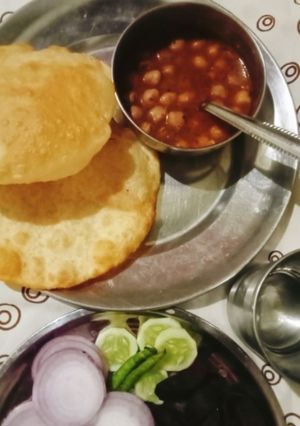 छोले भटूरे(chole bhature recipe in hindi) रेसिपी मुख्य फोटो
