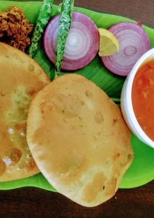 A picture of Matar ki kachauri.