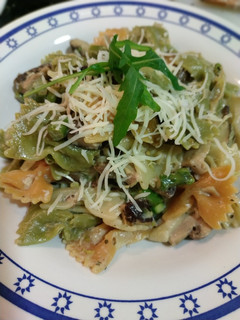 Una foto de 🍝Pasta con setas shitaki y espárragos🍝
