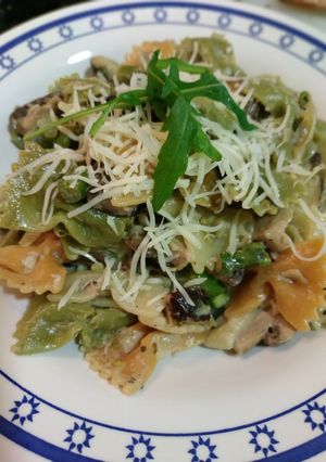 Una foto de 🍝Pasta con setas shitaki y espárragos🍝