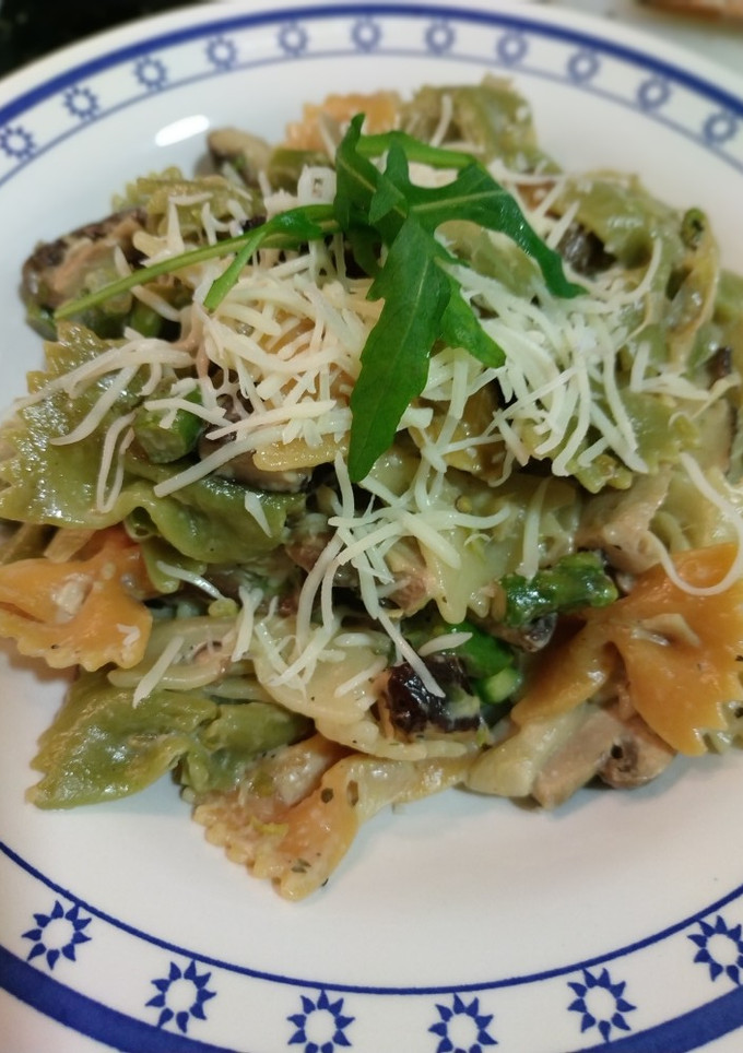 Una foto de 🍝Pasta con setas shitaki y espárragos🍝