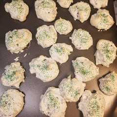 A picture of Clouds (meringue cookies).