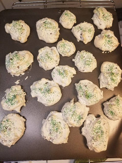 A picture of Clouds (meringue cookies).