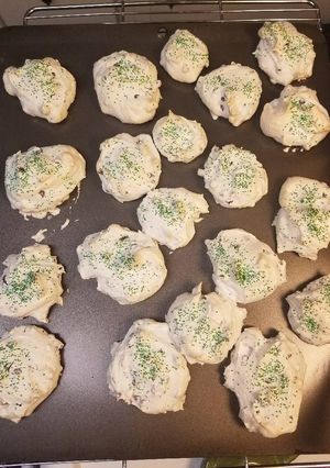 A picture of Clouds (meringue cookies).