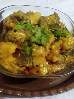 बैंगन आलू की सब्जी (baingan aloo ki sabzi recipe in Hindi) रेसिपी मुख्य फोटो