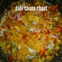 A picture of Dahi chana chaat.