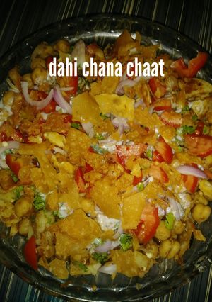 A picture of Dahi chana chaat.