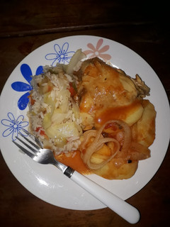 Una foto de Guiso de pollo con arroz arrepollado..