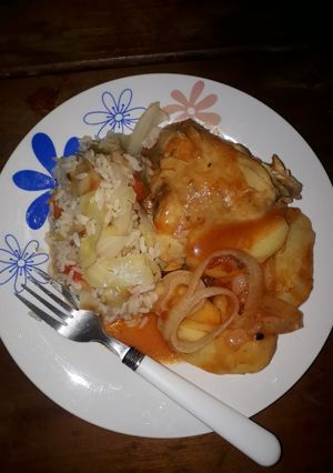 Una foto de Guiso de pollo con arroz arrepollado..