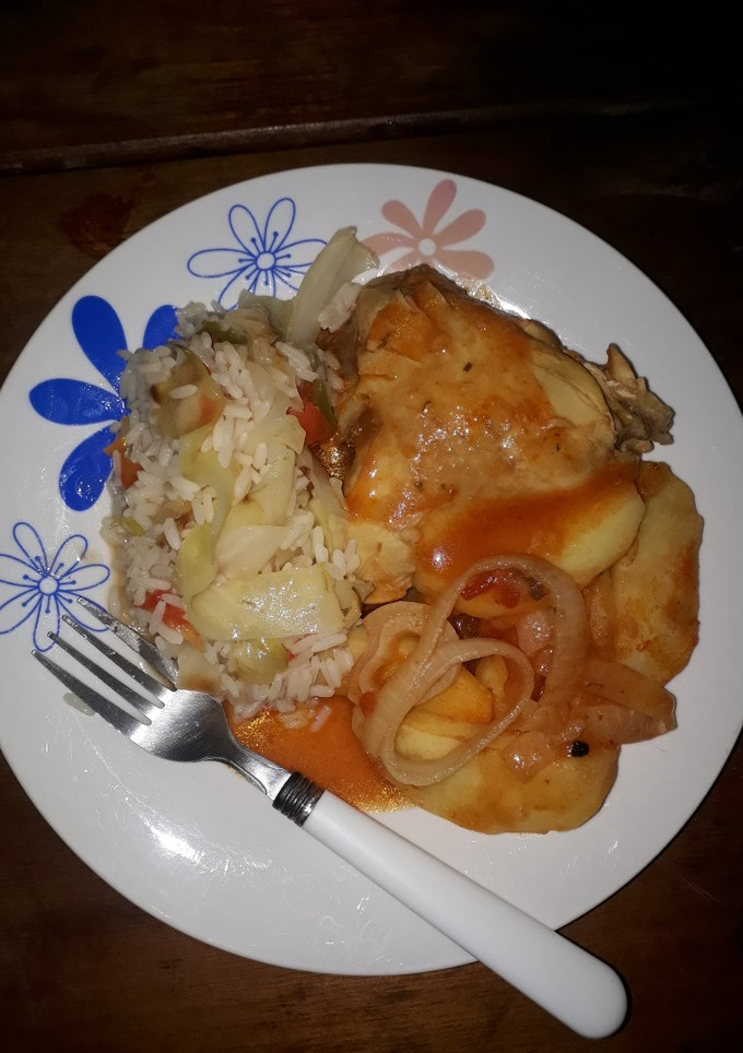 Una foto de Guiso de pollo con arroz arrepollado..