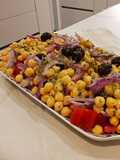 Ensalada fría de tomates de huerta y garbanzos confitados en vinagreta de umami natural