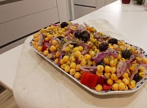 Una foto de Ensalada fría de Tomates de huerta y Garbanzos confitados en Vinagreta de umami natural