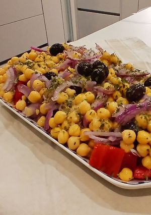 Una foto de Ensalada fría de tomates de huerta y garbanzos confitados en vinagreta de umami natural