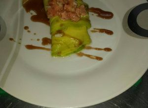 Una foto de Aguacate relleno de salmón