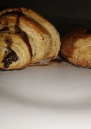 Una foto de Croissant y chocolatinos con masa danesa