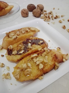 Una foto de Tostadas francesas con leche de avena y nueces