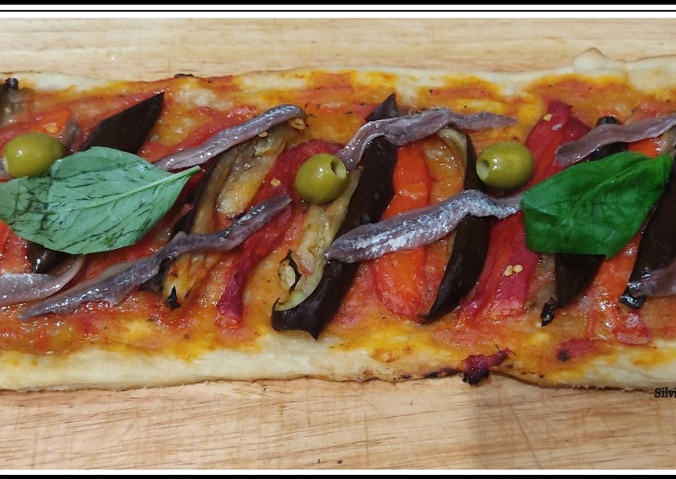 Coca de pimientos, berenjenas y anchoas