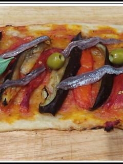 Una foto de Coca de pimientos, berenjenas y anchoas