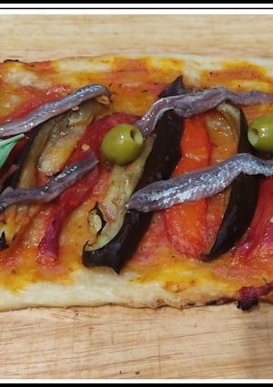 Foto principal de Coca de pimientos, berenjenas y anchoas