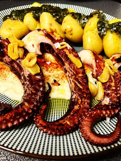 Una foto de Pulpo a la parrilla, base de brandada de bacalao y patatas con aceite de cilantro (ahumado) 🤤🤤