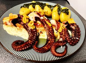Foto principal de Pulpo a la parrilla, base de brandada de bacalao y patatas con aceite de cilantro (ahumado) 🤤🤤