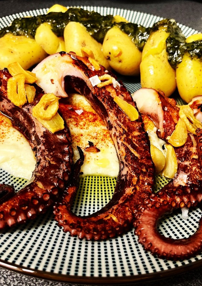 Una foto de Pulpo a la parrilla, base de brandada de bacalao y patatas con aceite de cilantro (ahumado) 🤤🤤